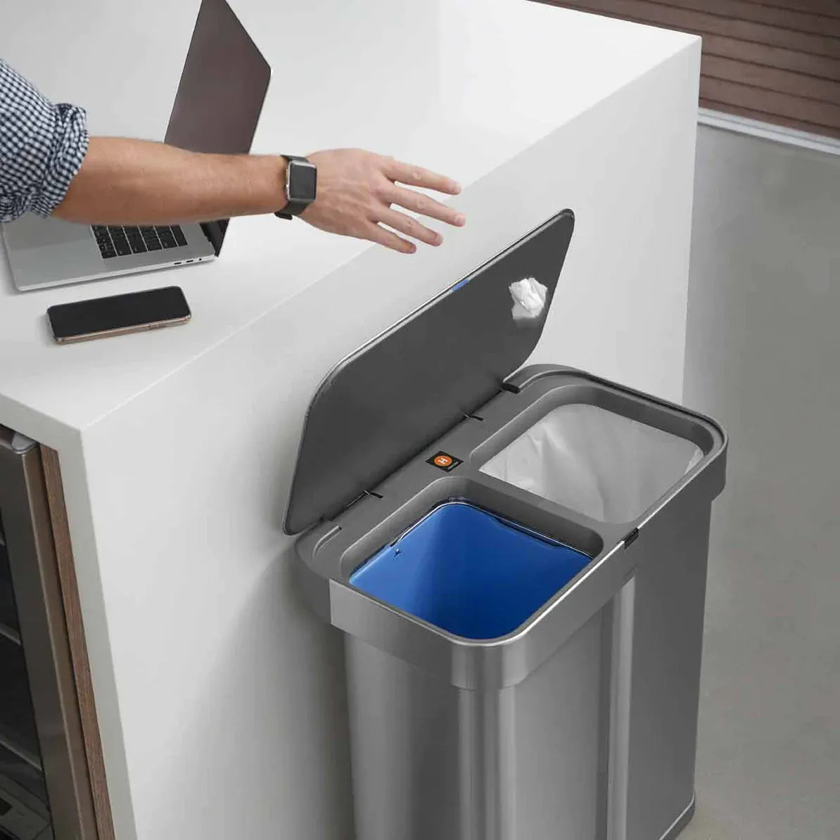 Intelligent sensor trash can